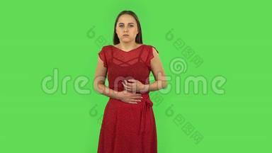 穿红色衣服的温柔女孩感觉不好，她的胃疼，感觉恶心。 绿色屏幕