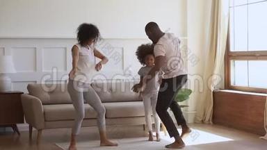 <strong>喜笑颜开</strong>的非洲民族家庭夫妇与可爱的女儿跳舞。
