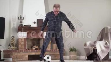 高加索退休人员在室内用足球进行愉快的现役训练。积极健康的老人玩耍
