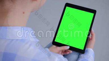 女人看着空白绿色屏幕的平板电脑-色度关键概念