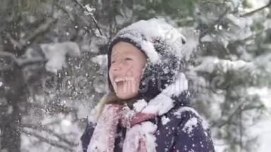 一个美丽的小女孩在冬天的森林里的雪景特写