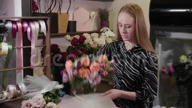 专业的花店正在包装一束花。 为<strong>国际妇女节</strong>准备`美丽的花束..
