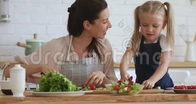 快乐<strong>可爱</strong>的妈妈教小<strong>可爱</strong>的女儿切<strong>蔬菜</strong>。