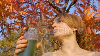 女人失望的绿色饮料，螺旋藻，小球藻，它是无味和恶心。 <strong>不方便</strong>的