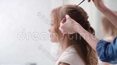 美发师用梳子整理发型卷辫. 4K红色相机拍摄