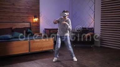 虚拟现实护目镜表演滑稽舞蹈的快乐少年