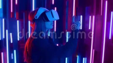女人戴着<strong>VR</strong>耳机，从一边到另一边快速倾斜，同时在黑暗的空间里<strong>玩</strong>，照亮了霓虹灯。