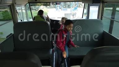 快乐的学生在坐公交车
