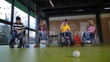 残疾人在轮椅上玩耍