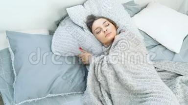 年轻漂亮的女人在卧室<strong>安睡</strong>。放松与健康睡眠的概念