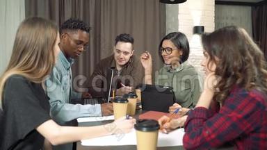 在现代办公室<strong>会见</strong>创意商业团队。 多种族的年轻人讨论创业想法。