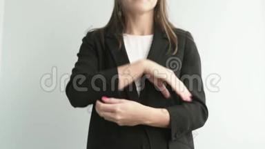 穿着黑色夹克的女人伸出手来表示问候
