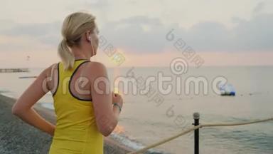 侧视图：一名<strong>身穿运动服</strong>的年轻女孩在码头上晨跑迎接日出