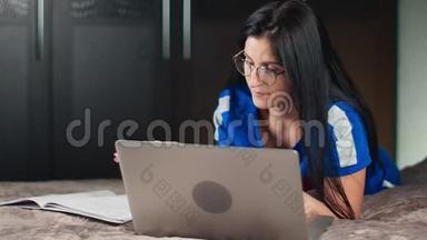 自由职业者女孩在家工作使用笔记本电脑和纸质文件。 中型近距离拍摄4k红<strong>色相</strong>机