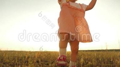 小女儿走向父母微笑.. 慢动作。 快乐的孩子在公园日落时<strong>迈出第一步</strong>