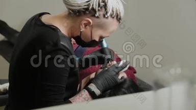 一个专业的永久化妆师用纹身机做永久眉妆..