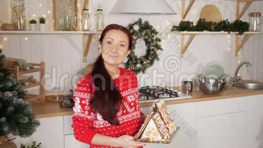 女人拿着姜饼屋和圣诞装饰品