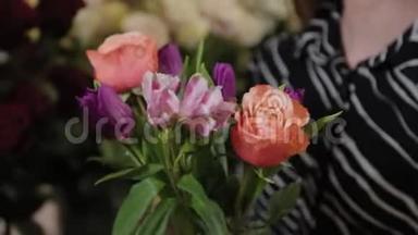 专业花艺师收集一种花的构图.. 为国际妇女节准备`美丽的花束..
