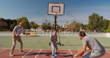 多代家庭在户外球场打篮球..