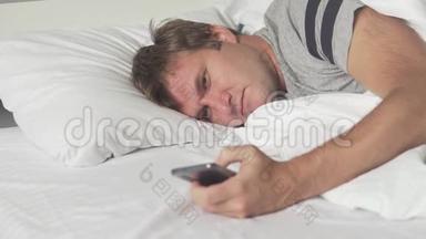 睡衣帅哥在床上用手机