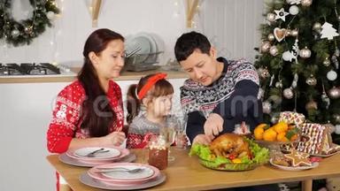 男人切鸡给坐在假日餐桌上的家人喂饭