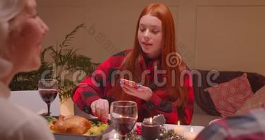 大家庭晚餐年轻的红发女孩<strong>照片美食</strong>博主互联网圣诞少年