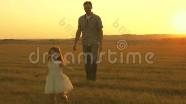 爸爸和宝贝在公园里。 快乐的童年概念。 小女儿和爸爸在草地上散步。 孩子在草地上玩耍