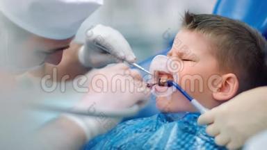 在口腔科把男医生美白牙齿贴到小男孩身上。 4k龙红相机