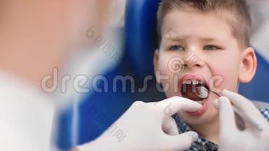 在定期的牙医检查中，用健康的牙齿把有吸引力的男孩的脸闭上。 4k龙红相机