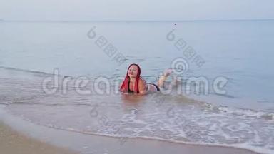 一个年轻的犹太人，在度假时扎着红色的辫子，躺在海边