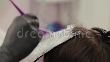 专业的理发师女<strong>染发</strong>女孩`她的头发与<strong>染发</strong>箔。