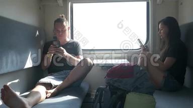 乘客在乘<strong>客车</strong>厢内使用智能手机