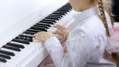 <strong>儿童</strong>在白色钢琴上演奏音乐。 演奏<strong>乐器</strong>的概念