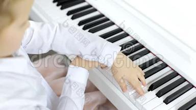 小女孩熟练地用<strong>钢琴</strong>演奏音乐