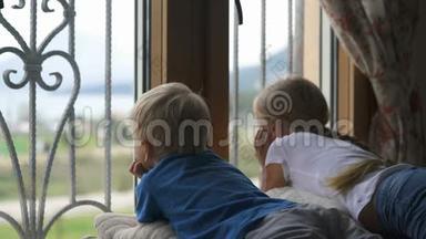 呆在家里预防检疫冠状病毒大流行，哥哥姐姐看着窗外不能出去找