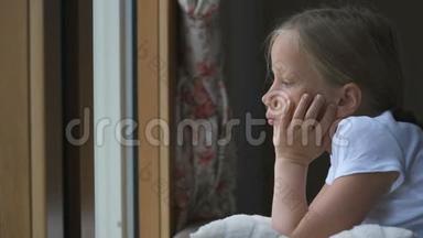 呆在家里预防冠状病毒大流行，女孩望着窗外却不能出去寻找