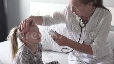 女医生用电子体温计测量孩子`体温。
