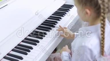 小女孩用钢琴演奏<strong>古典音乐</strong>