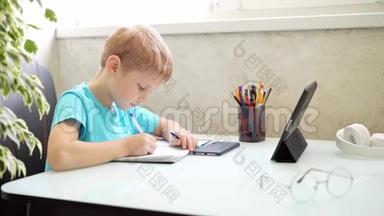 小男孩在家用平板电脑学习。 检疫方面的远程学习。 隔离。 家庭作业
