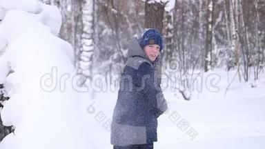 <strong>冬天</strong>，一个孩子在露天玩耍，扔雪。 积极的<strong>户外运动</strong>。