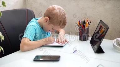 小男孩在家用平板电脑<strong>学习</strong>。 检疫方面的远程<strong>学习</strong>。 隔离。 家庭作业