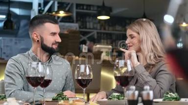 嬉皮笑脸的男人和漂亮的女人在<strong>餐厅</strong>的晚餐<strong>约会</strong>。 4k龙红相机