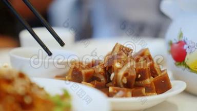 用筷子吃一道中国传统菜。 一小块肉冻。 <strong>中餐厅</strong>及食物概念