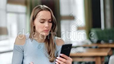 女士在咖啡馆享用午餐，在手机上<strong>滚动</strong>社交网络。 近距离拍摄4k<strong>红色</strong>相机