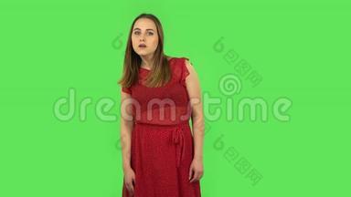 红衣嫩嫩的少女正四下张望，用手捂住嘴，窃窃私语着这个秘密.. 绿色屏幕