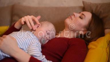 小宝宝在妈妈身上睡着了.. 妈妈照顾她儿子