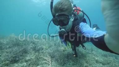 赛尔夫肖像<strong>视频</strong>一男潜水员在<strong>海底</strong>游泳。