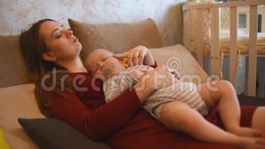 小孩睡在妈妈身上。 妈妈抚摸宝宝
