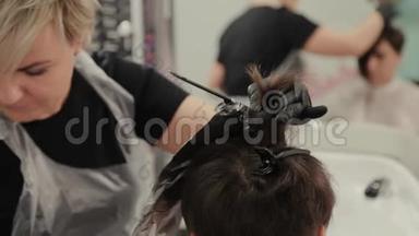 专业的理发师女<strong>染发</strong>女孩`她的头发与<strong>染发</strong>箔。