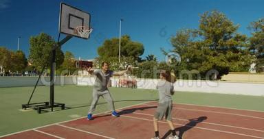 儿子和父亲一起练习传球篮球。